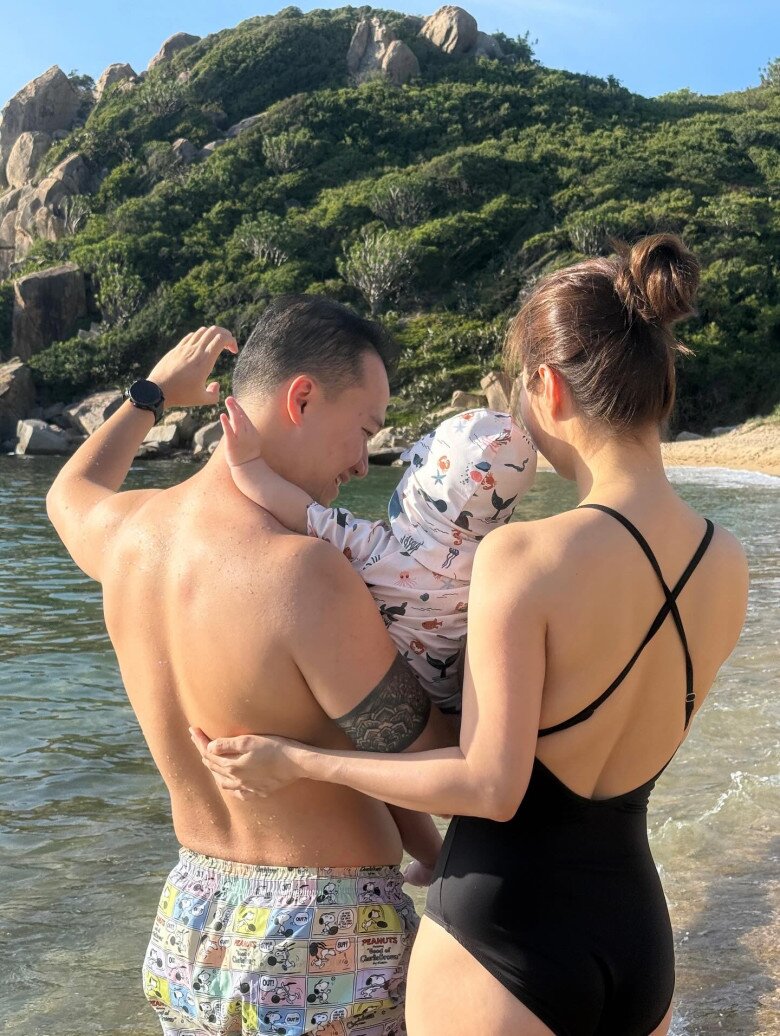 Bé gái Việt được Huỳnh Anh Tuấn bế 26 năm trước giờ đã thành mẹ bỉm, đẻ xong đẹp bỏng mắt, ở nhà trăm tỷ - 7