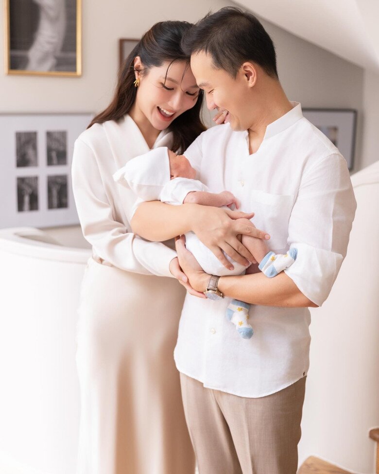 Bé gái Việt được Huỳnh Anh Tuấn bế 26 năm trước giờ đã thành mẹ bỉm, đẻ xong đẹp bỏng mắt, ở nhà trăm tỷ - 8