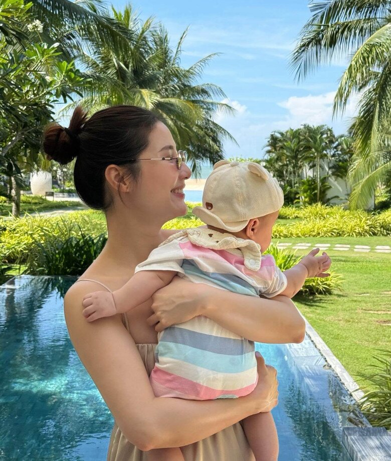Bé gái Việt được Huỳnh Anh Tuấn bế 26 năm trước giờ đã thành mẹ bỉm, đẻ xong đẹp bỏng mắt, ở nhà trăm tỷ - 6