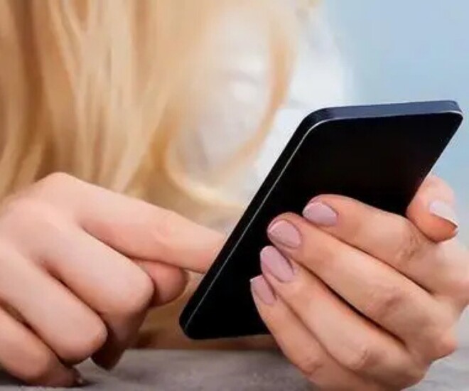 Cầm phong bì 20 triệu đồng mừng em dâu mang bầu, chưa kịp trao thì nhận 1 tràng tin nhắn từ em khiến chị sững người - 1