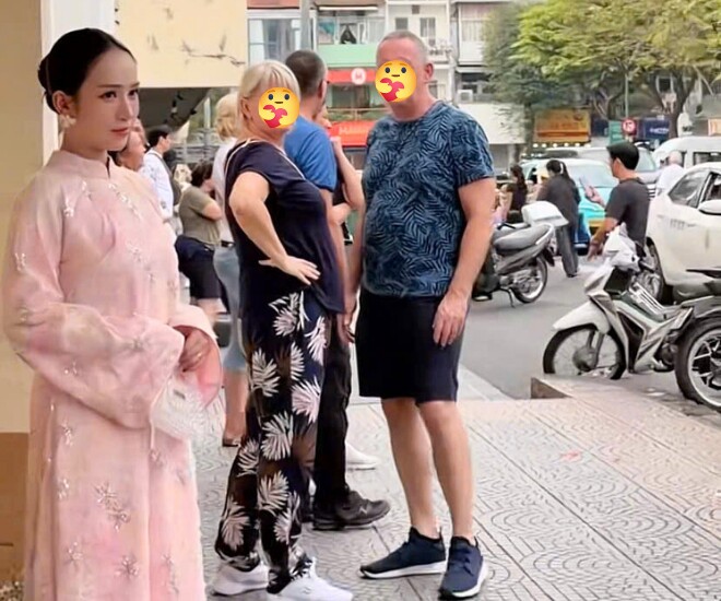 Con gái đại gia Việt được khách Tây liên tục "thả thính" ở chợ Bến Thành, netizen sốc khi biết đã là mẹ 4 con - 1