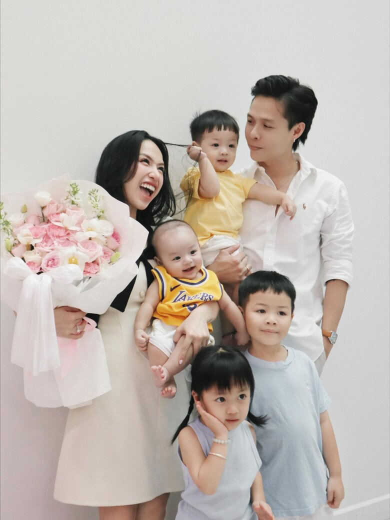 Con gái đại gia Việt được khách Tây liên tục "thả thính" ở chợ Bến Thành, netizen sốc khi biết đã là mẹ 4 con - 10