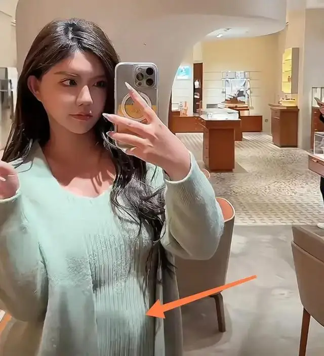 Hot girl 4 đời chồng kiếm 35 tỷ/năm, từng sảy thai vì biến chứng nâng mũi, nay công khai quen trai Nga 2k2 cực phẩm - 4