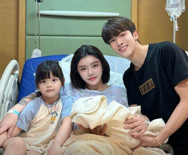 Hot girl 4 đời chồng kiếm 35 tỷ/năm, từng sảy thai vì biến chứng nâng mũi, nay công khai quen trai Nga 2k2 cực phẩm - 3