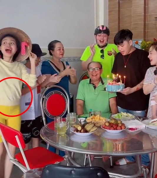 Con gái Lê Giang lộ bụng bầu với bạn trai gia thế "khủng", dân tình nhìn xong đoán luôn "chắc cỡ 5 tháng rồi" - 5