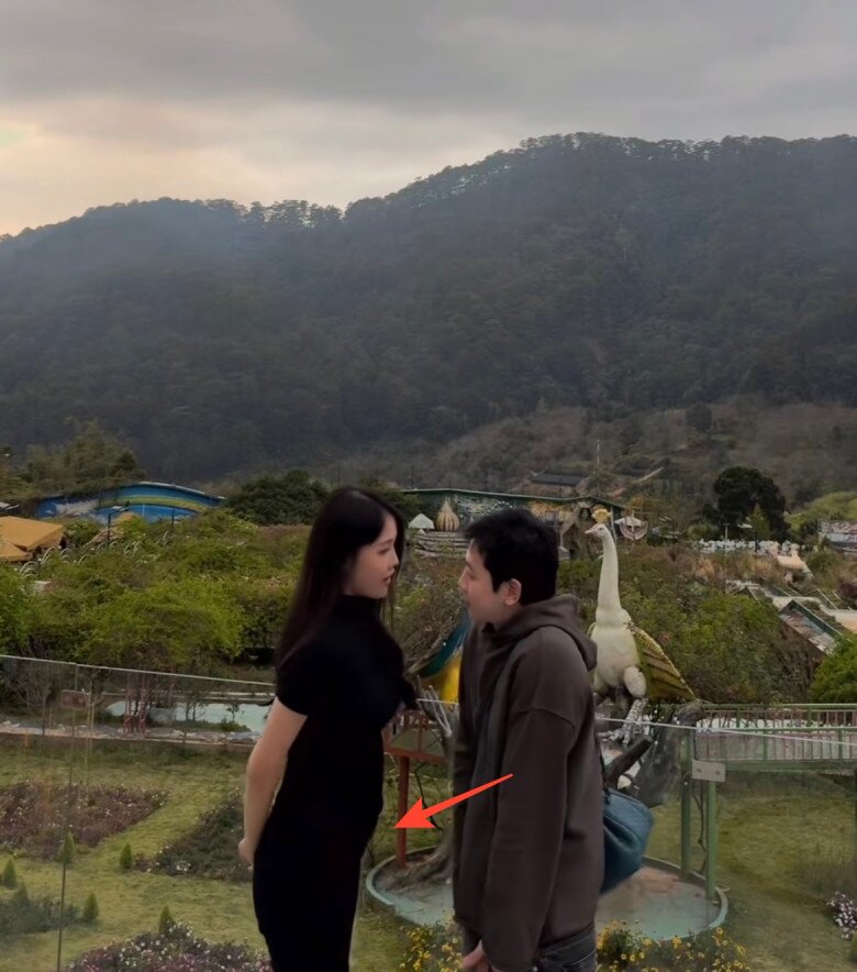 Đi Đà Lạt với "hồng hài nhi", mỹ nhân chân dài 1m2 lộ loạt dấu hiệu mang bầu, dân tình giục đẻ vì gen quá đỉnh - 2