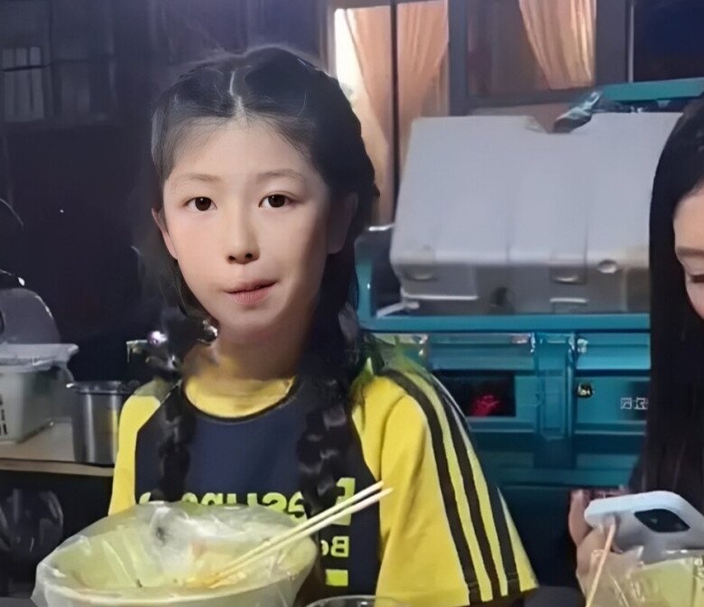 Người phụ nữ dành 16 năm để mang bầu đẻ con liền tù tì, ngắm nhan sắc các bé dân tình sốc giục đẻ thêm - 2