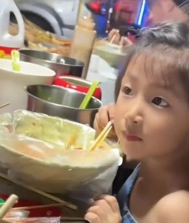 Người phụ nữ dành 16 năm để mang bầu đẻ con liền tù tì, ngắm nhan sắc các bé dân tình sốc giục đẻ thêm - 3