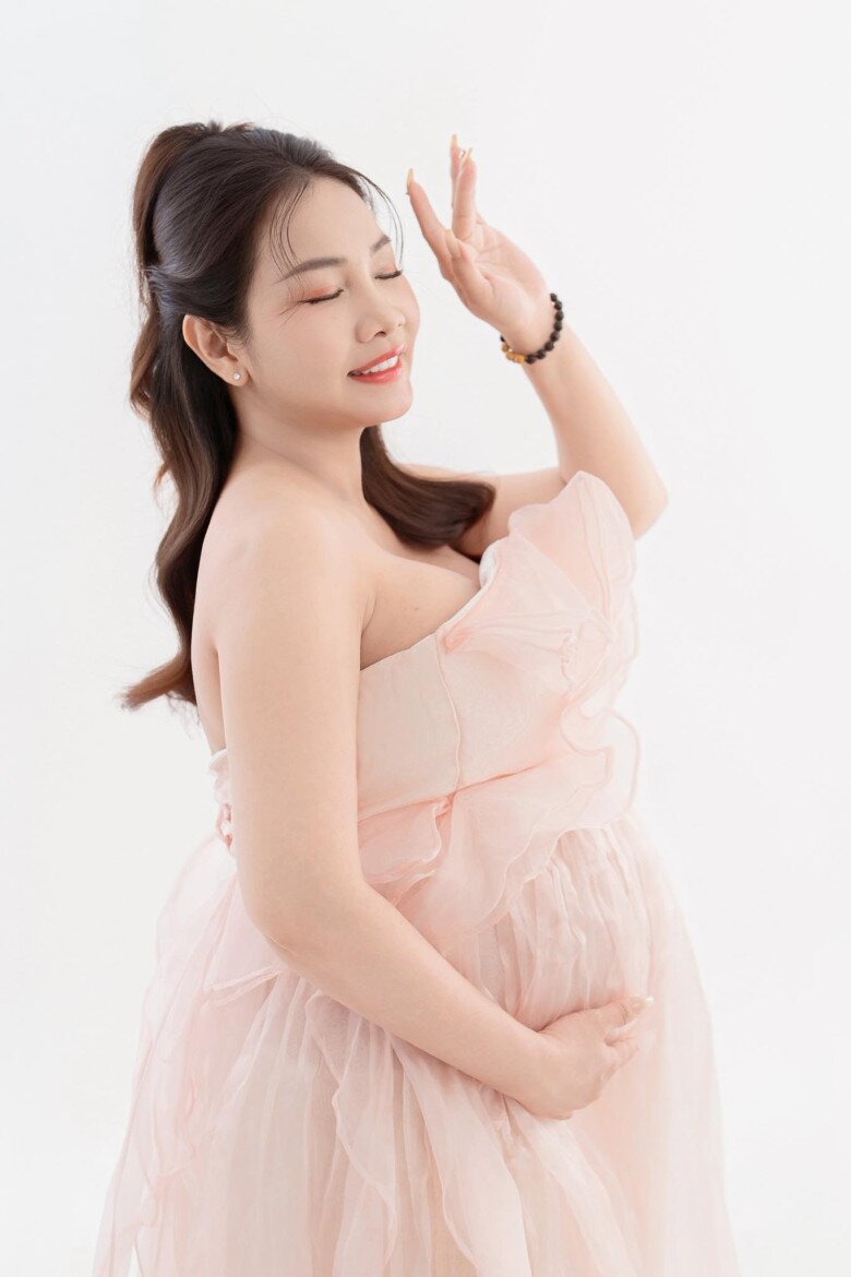 Vợ đại gia của Cao Minh Đạt bế bụng bầu sắp "vỡ chum" xuống đường bán hàng, sắc vóc tuổi U50 ai cũng ngoái nhìn - 5