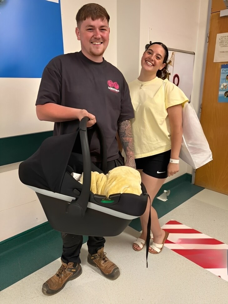 Nhập viện khám ruột thừa, nữ y tá 21 tuổi bất ngờ đẻ con - 2