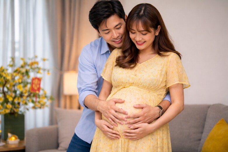 Sát Tết đang đau đầu chạy KPI thì em báo có bầu, hôm sau tôi đơ người khi số dư tăng 50 triệu kèm dòng chữ ấy - 2