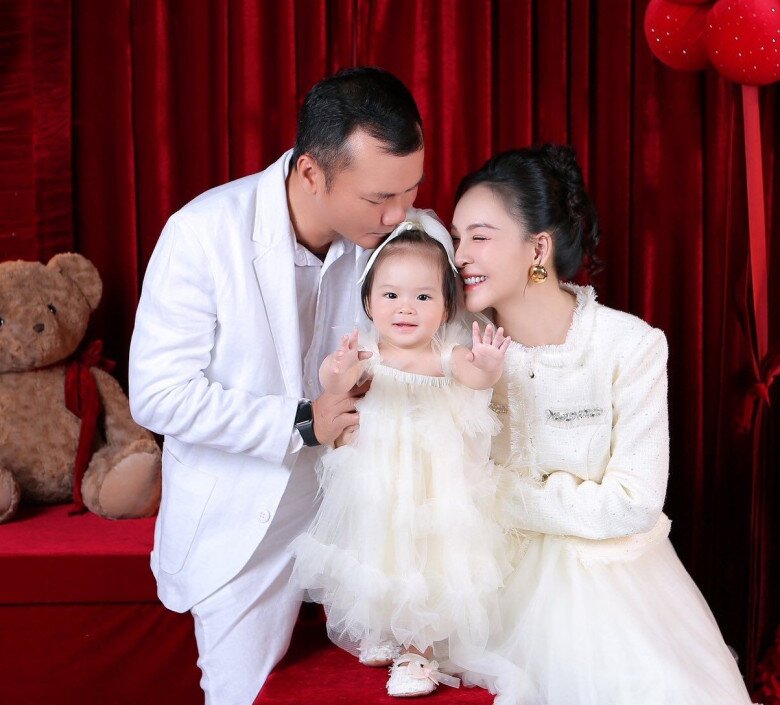 Va phải "sít rịt" ở sân golf, hot girl Đà Lạt được bạn trai tặng 15 sổ tiết kiệm, dính bầu 2 lần trong 2 năm - 4