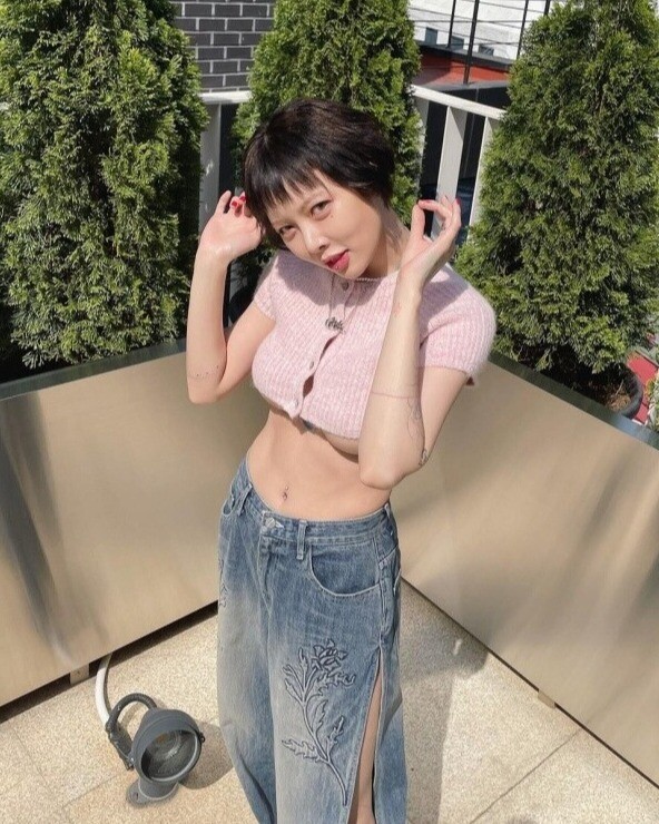 Đi TTTM chơi Tết, mỹ nhân sexy nhất showbiz bị người qua đường "tóm sống" vòng 2 khủng, dấu hiệu bầu bí quá rõ - 7