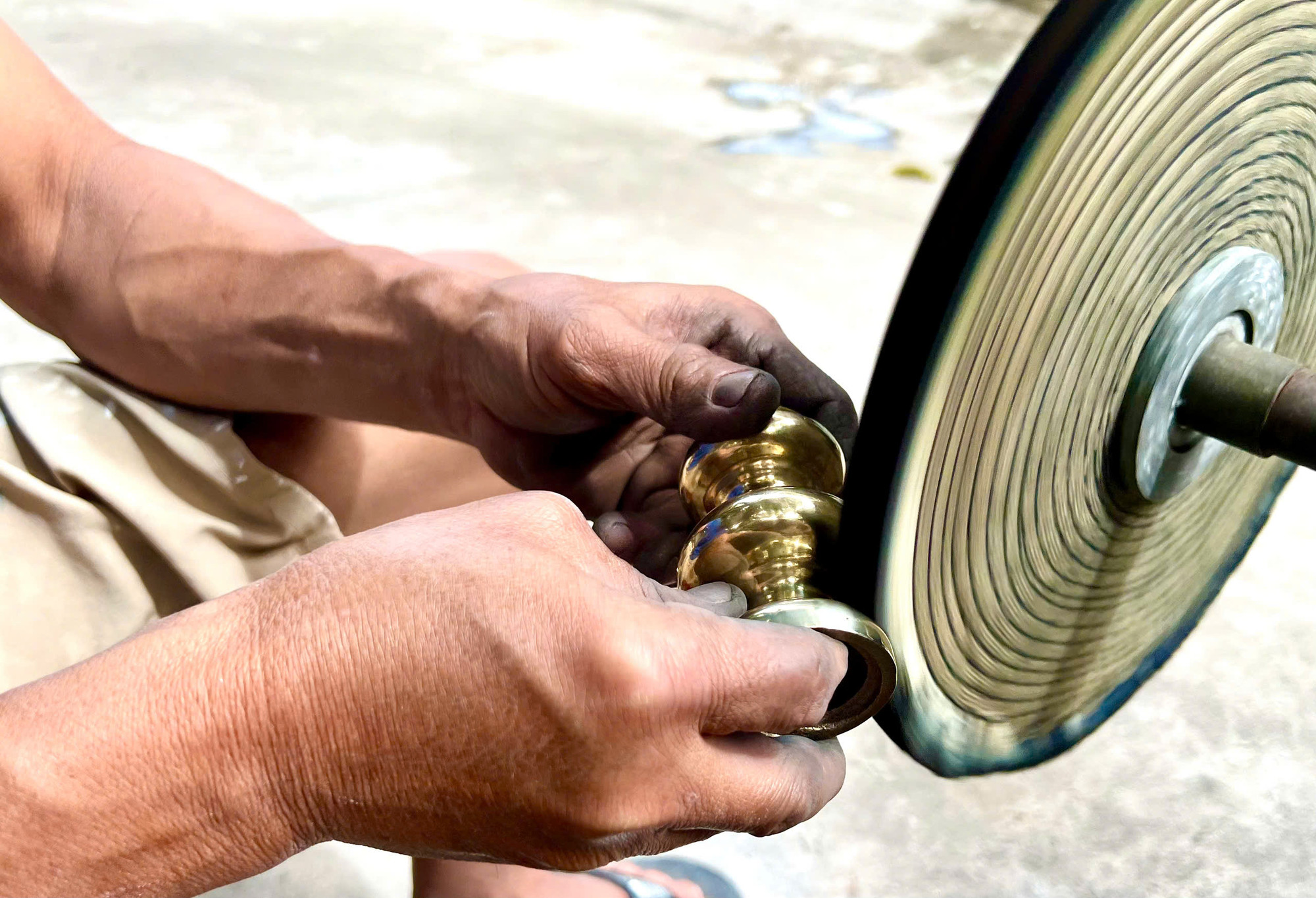 Nghề lạ ở Việt Nam: Cứ tới Tết là “hốt bạc” rủng rỉnh, giúp báu vật gia đình có "áo mới", khách phải xếp hàng chờ đợi - 3