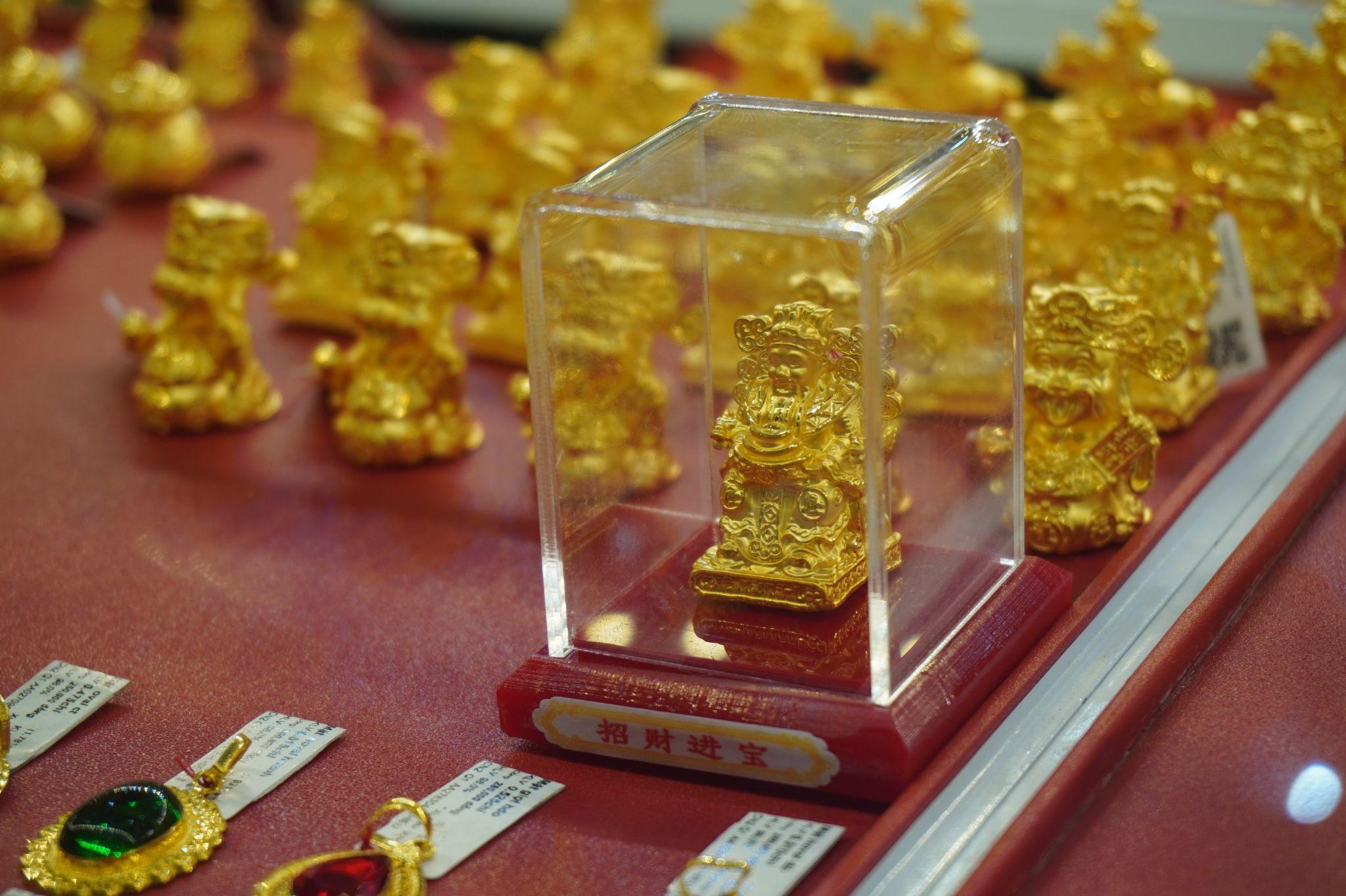 Giá vàng giảm ngày vía Thần tài, người dân bất chấp trời mưa, xếp hàng từ sáng sớm để “săn lộc", cầu may mắn - 3