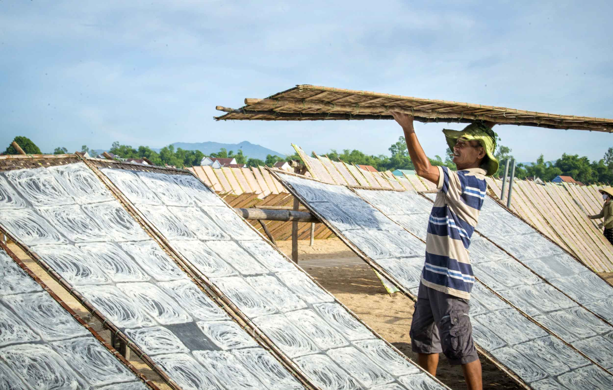 Nghề lạ ở Việt Nam: Ngôi làng làm sợi bún đặc biệt, trước chỉ dâng lên vua chúa, nay thành đặc sản vạn người mê - 4