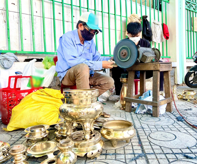 Nghề lạ ở Việt Nam: Cứ tới Tết là “hốt bạc” rủng rỉnh, giúp báu vật gia đình có "áo mới", khách phải xếp hàng chờ đợi - 1