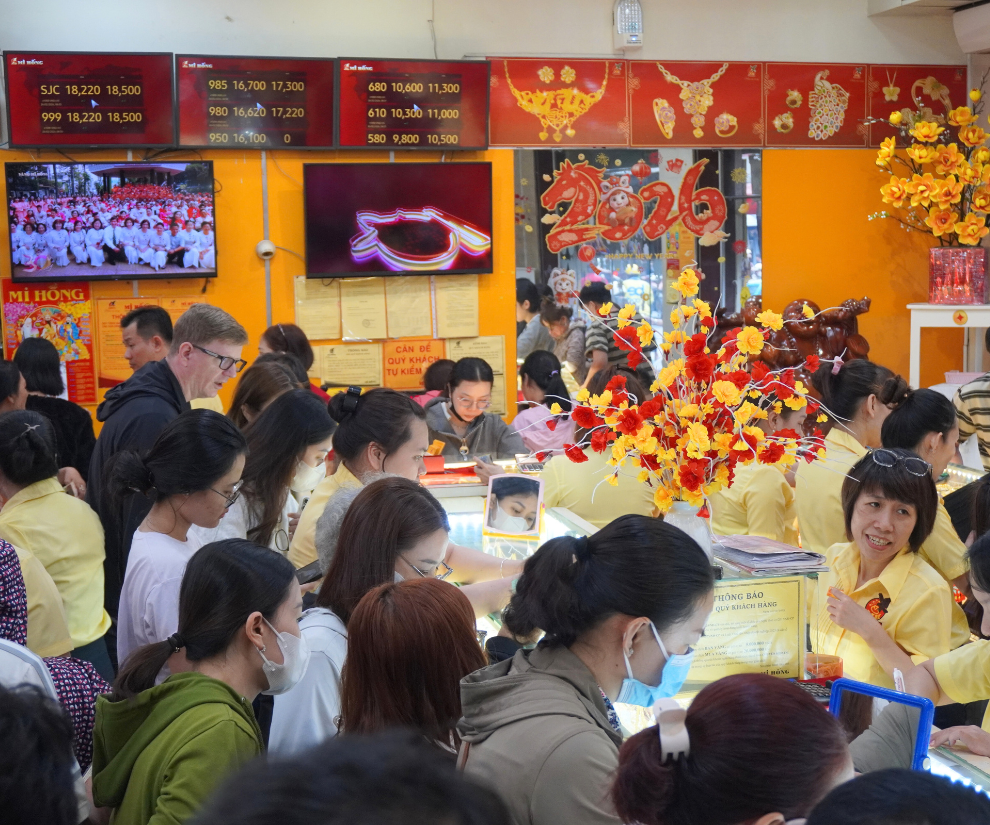 Giá vàng giảm ngày vía Thần tài, người dân bất chấp trời mưa, xếp hàng từ sáng sớm để “săn lộc", cầu may mắn - 1