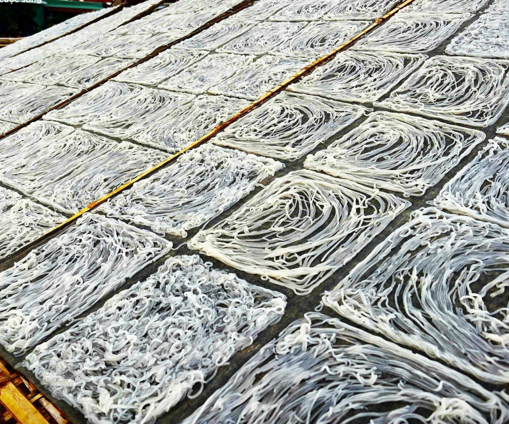 Nghề lạ ở Việt Nam: Ngôi làng làm sợi bún đặc biệt, trước chỉ dâng lên vua chúa, nay thành đặc sản vạn người mê - 1
