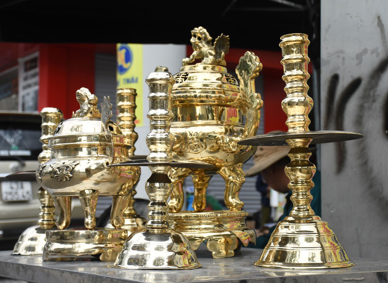 Nghề lạ ở Việt Nam: Cứ tới Tết là “hốt bạc” rủng rỉnh, giúp báu vật gia đình có "áo mới", khách phải xếp hàng chờ đợi - 2