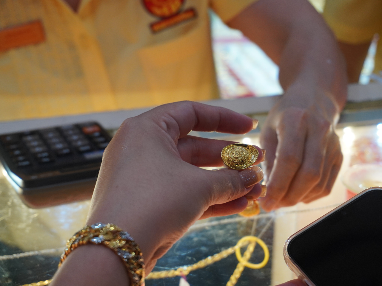 Giá vàng giảm ngày vía Thần tài, người dân bất chấp trời mưa, xếp hàng từ sáng sớm để “săn lộc", cầu may mắn - 4