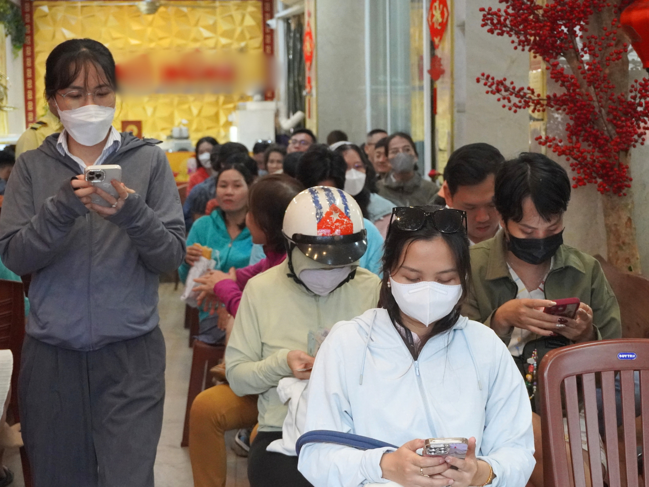 Giá vàng giảm ngày vía Thần tài, người dân bất chấp trời mưa, xếp hàng từ sáng sớm để “săn lộc", cầu may mắn - 2