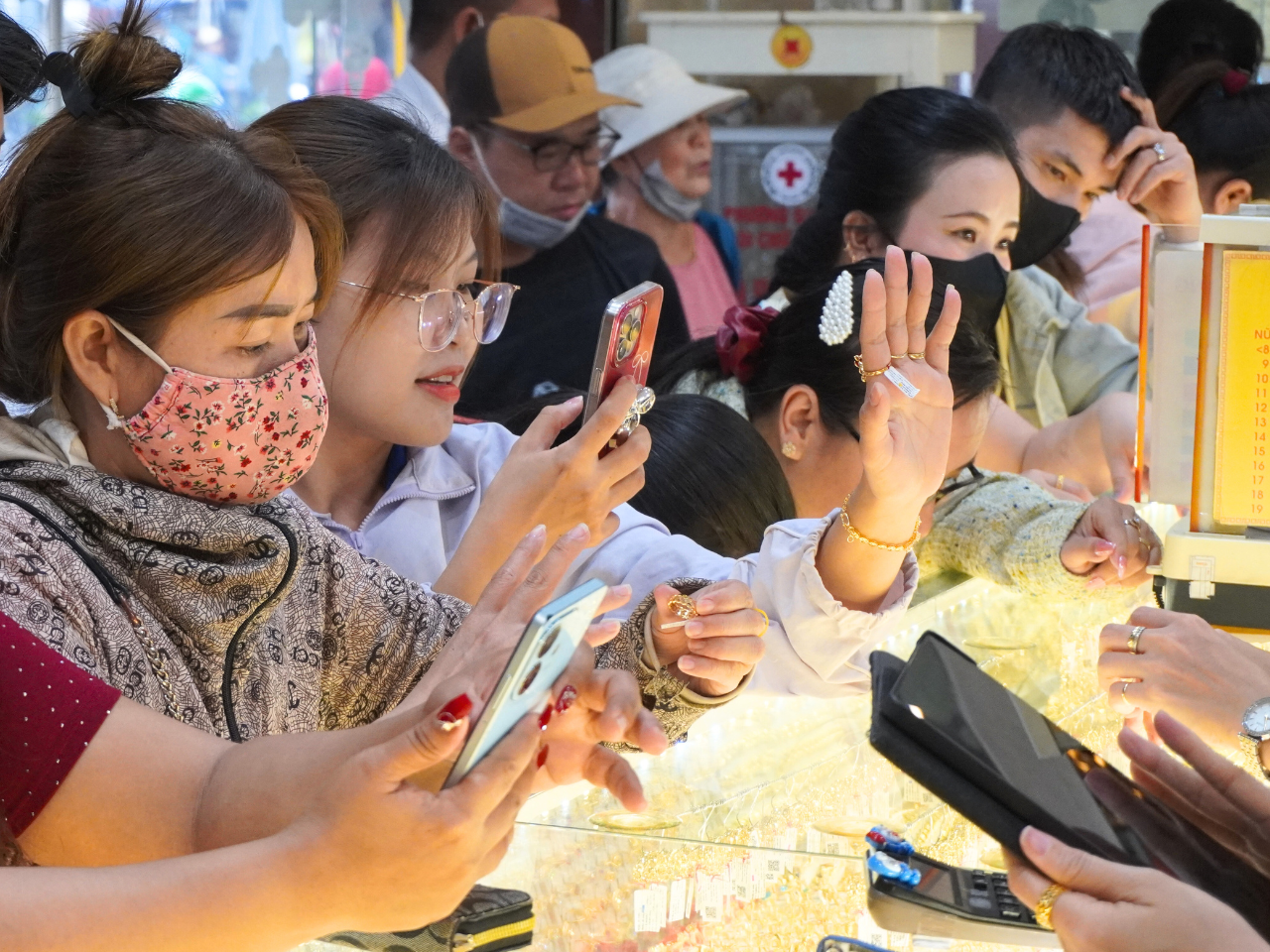 Giá vàng giảm ngày vía Thần tài, người dân bất chấp trời mưa, xếp hàng từ sáng sớm để “săn lộc", cầu may mắn - 6