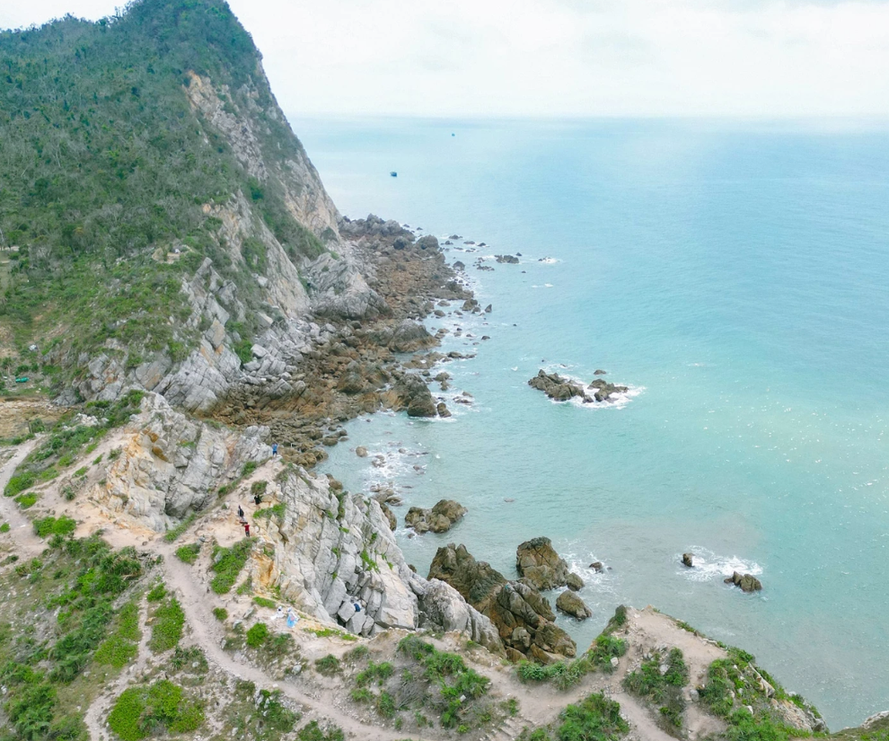 Cách trung tâm Quảng Ninh khoảng 60km có hòn đảo hoang sơ ít ai biết, được ví là “viên ngọc xanh” vùng đất mỏ - 1