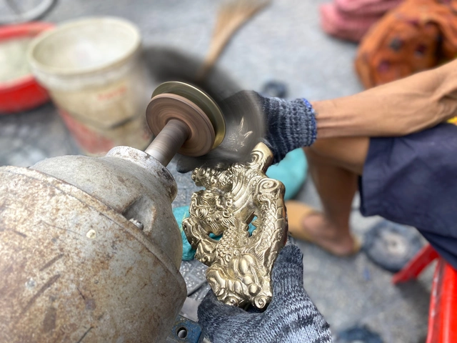 Nghề lạ ở Việt Nam: Cứ tới Tết là “hốt bạc” rủng rỉnh, giúp báu vật gia đình có "áo mới", khách phải xếp hàng chờ đợi - 4