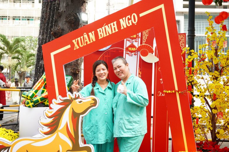Y bác sĩ ở TP.HCM “xây sắc xuân” cho bệnh nhân, chiến binh K vượt nỗi đau, cùng nhau mừng Tết Bính Ngọ - 4