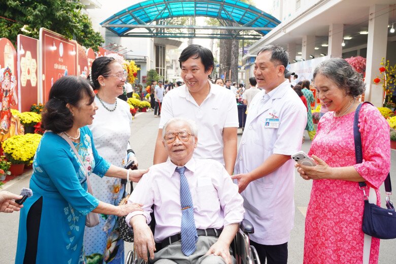 Y bác sĩ ở TP.HCM “xây sắc xuân” cho bệnh nhân, chiến binh K vượt nỗi đau, cùng nhau mừng Tết Bính Ngọ - 2