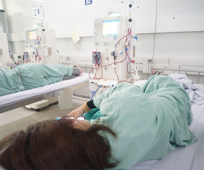 Miệt mài kiếm tiền, cô gái trẻ bật khóc khi mắc suy thận: "Có những hôm em bán hàng đến 12 giờ đêm..." - 1