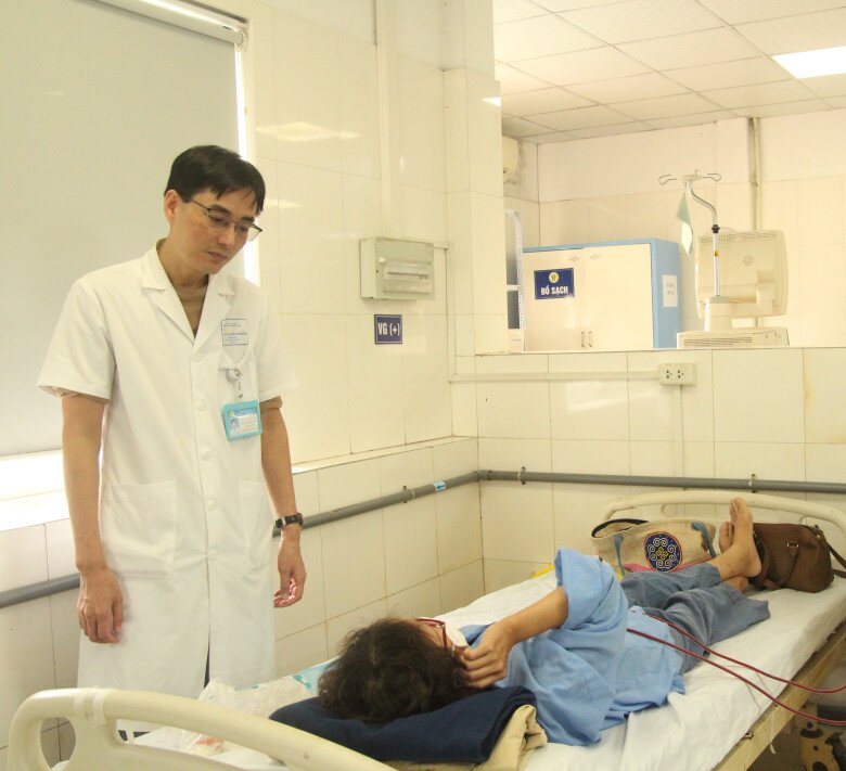 Miệt mài kiếm tiền, cô gái trẻ bật khóc khi mắc suy thận: "Có những hôm em bán hàng đến 12 giờ đêm..." - 2