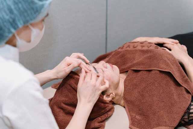 Người phụ nữ nguy kịch sau khi hút mỡ bụng, ghép mỡ mông: Bác sĩ cảnh báo dịch vụ làm đẹp dịp cuối năm - 2