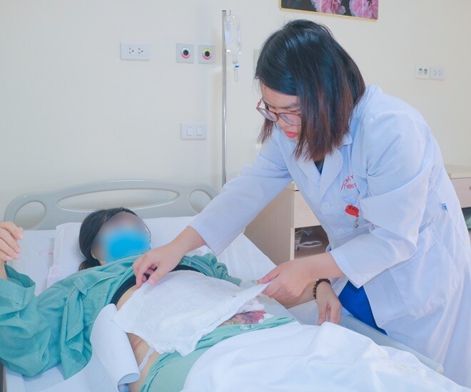 Người phụ nữ nguy kịch sau khi hút mỡ bụng, ghép mỡ mông: Bác sĩ cảnh báo dịch vụ làm đẹp dịp cuối năm - 1