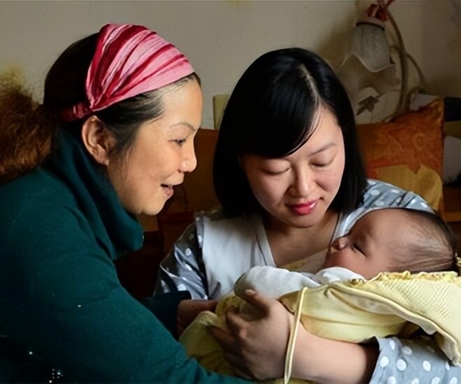 Bố chồng qua đời, chị dâu liền chạy về chia tài sản rồi bật khóc khi thấy con số trong sổ tiết kiệm - 1