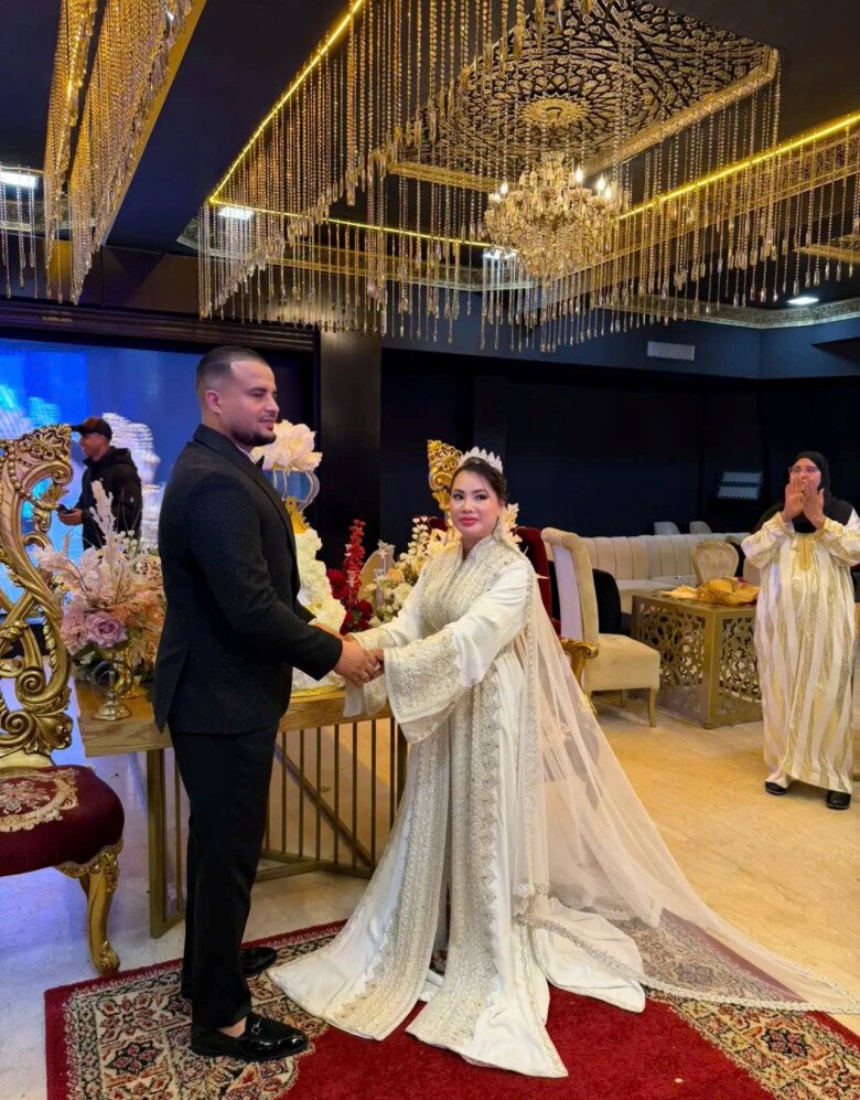 Chàng trai Morocco dùng kiệu 8 người khiêng, 5 hòm để cưới cô gái Việt về làm vợ, hồi môn của nhà gái cũng không kém - 4