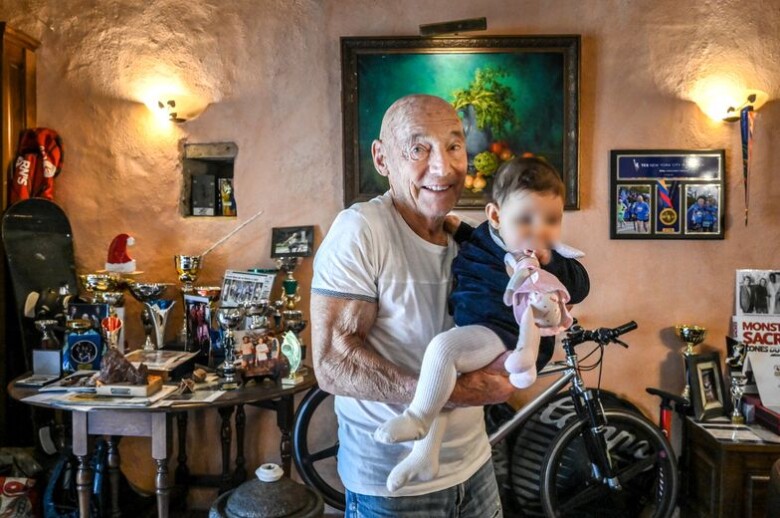 Cụ ông U100 tái hôn với vợ kém 52 tuổi, 3 năm sau lên chức bố lần thứ 7 ở tuổi 91 - 2