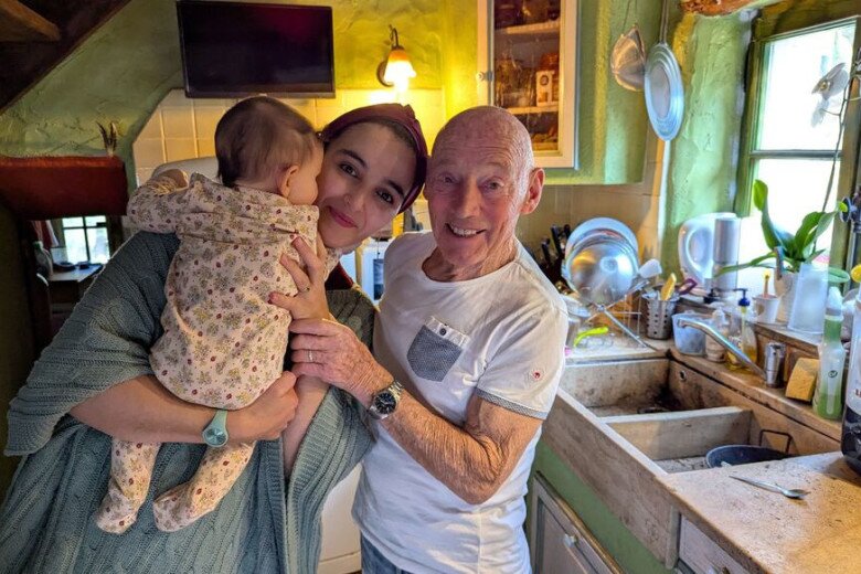 Cụ ông U100 tái hôn với vợ kém 52 tuổi, 3 năm sau lên chức bố lần thứ 7 ở tuổi 91 - 3