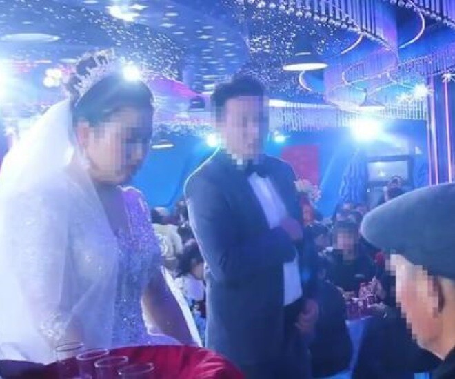 Đêm tân hôn bị vợ cào xước mặt, chồng sững sờ khi phát hiện bí mật vợ giấu trong tủ - 1