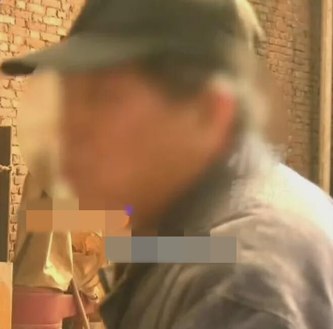 Đi làm lại sổ hộ khẩu, người phụ nữ toát mồ hôi lạnh khi phát hiện bí mật chồng giấu suốt 13 năm - 2