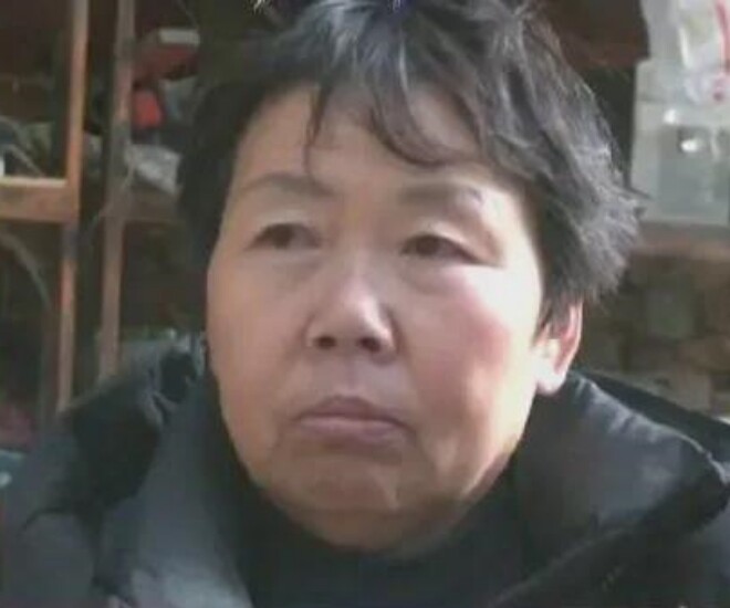 Đi làm lại sổ hộ khẩu, người phụ nữ toát mồ hôi lạnh khi phát hiện bí mật chồng giấu suốt 13 năm - 1