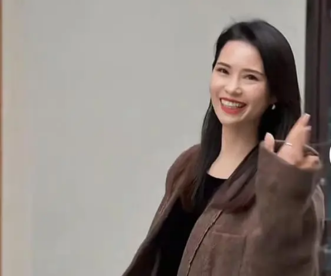 Dọn ô tô gia đình, người vợ choáng váng khi thấy báo cáo y tế lạ, càng sốc hơn khi thấy cái tên trên đó - 1