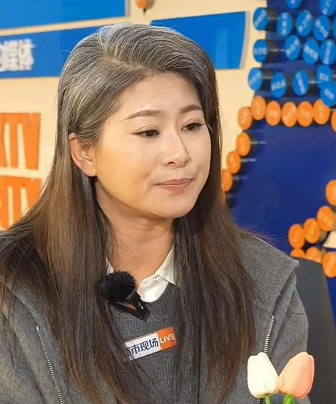 Dọn ô tô gia đình, người vợ choáng váng khi thấy báo cáo y tế lạ, càng sốc hơn khi thấy cái tên trên đó - 2