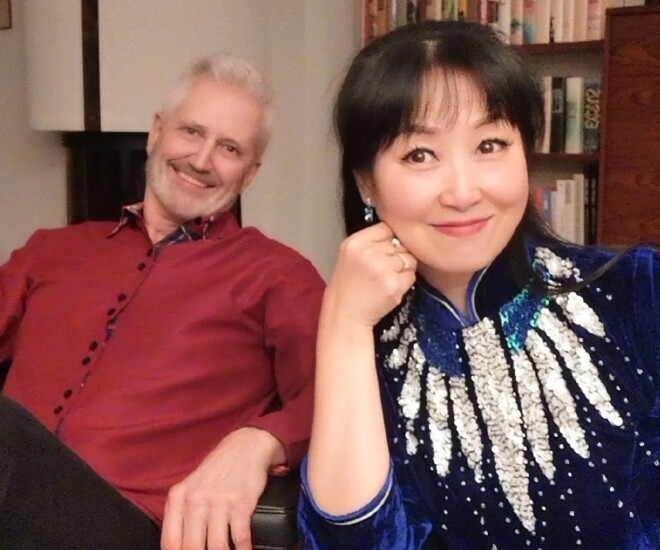 Được bạn trai Thụy Sĩ hơn 10 tuổi cầu hôn qua mạng, chị đẹp U50 lén xuất ngoại lấy chồng - 1