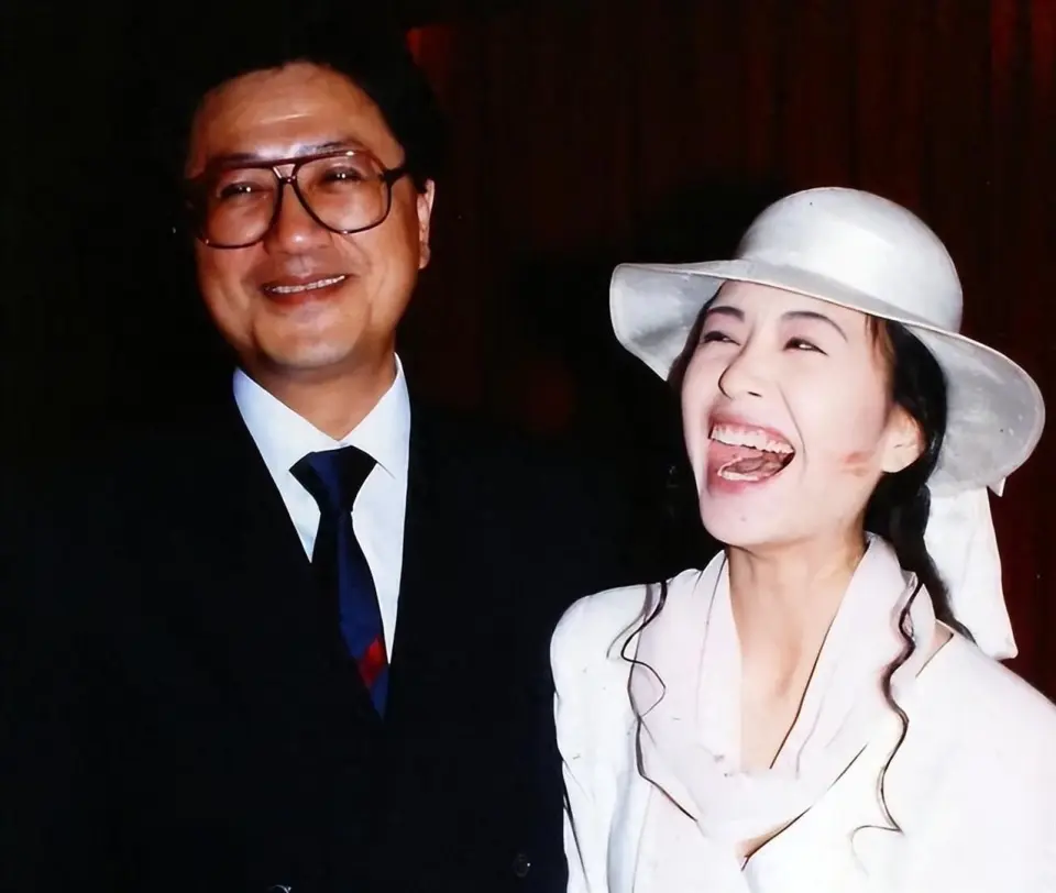 Hoa hậu lấy tỷ phú đáng tuổi bố, cưới 13 ngày thành góa phụ, "đành" hẹn hò với 30 bạn trai để quên sầu - 3