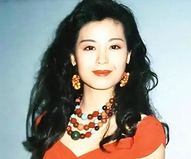 Hoa hậu lấy tỷ phú đáng tuổi bố, cưới 13 ngày thành góa phụ, "đành" hẹn hò với 30 bạn trai để quên sầu - 1