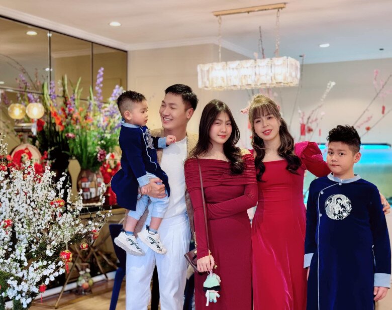 Mạnh Trường bị bà xã "đánh úp", tặng món quà vừa ngọt ngào vừa hoảng hốt dịp cuối năm - 2