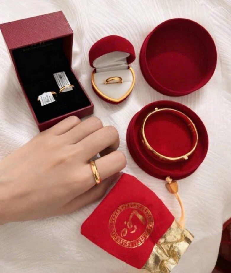 MC Mù Tạt rạng rỡ bên tiền vệ Đức Huy trong lễ ăn hỏi, dở khóc dở cười khi bố mẹ chồng chỉ trao vàng cho con dâu - 2