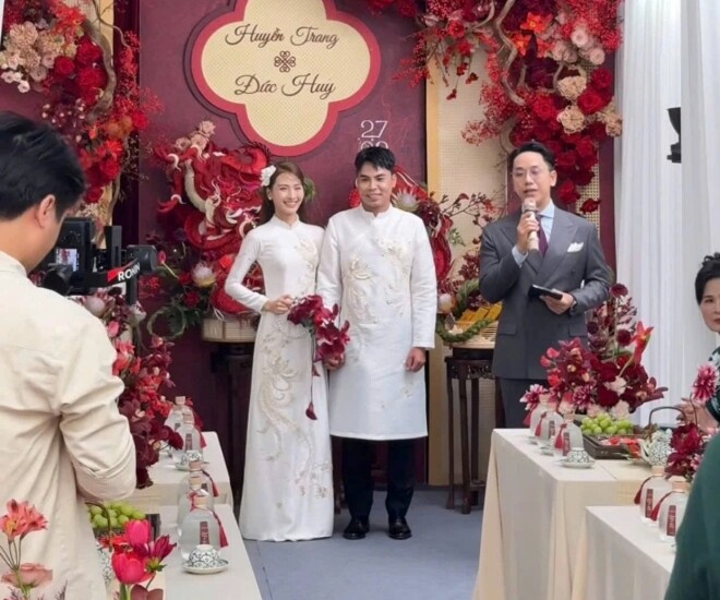 MC Mù Tạt rạng rỡ bên tiền vệ Đức Huy trong lễ ăn hỏi, dở khóc dở cười khi bố mẹ chồng chỉ trao vàng cho con dâu - 1